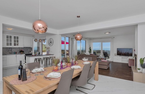 Zelenka Villa | ¡Equipo superior! Casa de vacaciones con piscina climatizada con vistas al mar, par