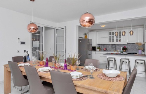 Zelenka Villa | ¡Equipo superior! Casa de vacaciones con piscina climatizada con vistas al mar, par