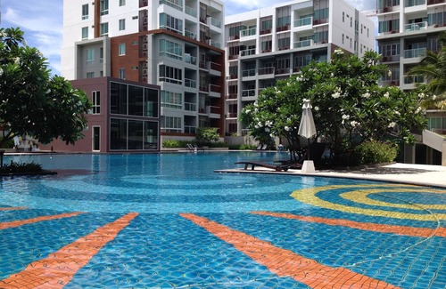 Khao Takiab Apartamento | Apartamento en planta alta con 2 dormitorios y 2 baños con vista al mar y una enorme piscina en Seacraze