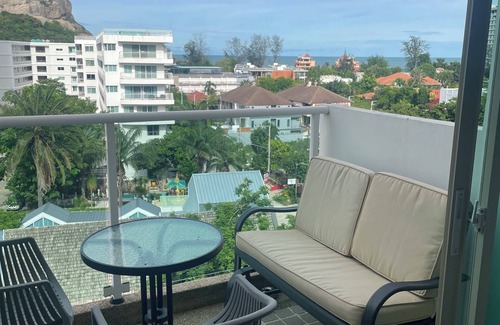 Khao Takiab Apartamento | Apartamento en planta alta con 2 dormitorios y 2 baños con vista al mar y una enorme piscina en Seacraze