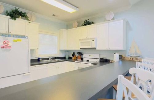 Central Myrtle Beach Apartamento | Top-Floor 2BR Condo with Elevator, Golf & Beach