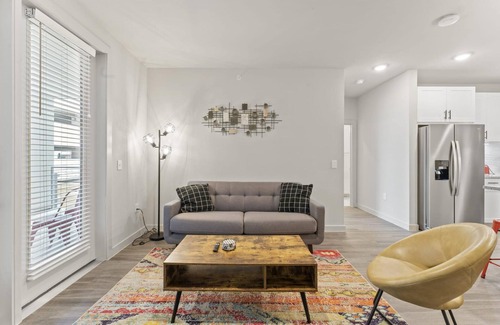 Windsor Park Apartamento | Top Floor 2BR King Beds Suite 8 Min to Downtown