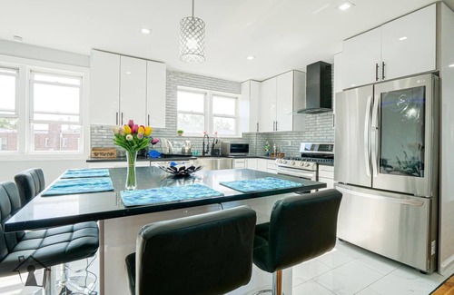 East Flatbush Casa | Top floor 3bdrm 1.5 bathroom apartment w/Balcony