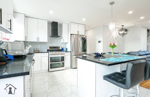 East Flatbush Casa | Top floor 3bdrm 1.5 bathroom apartment w/Balcony