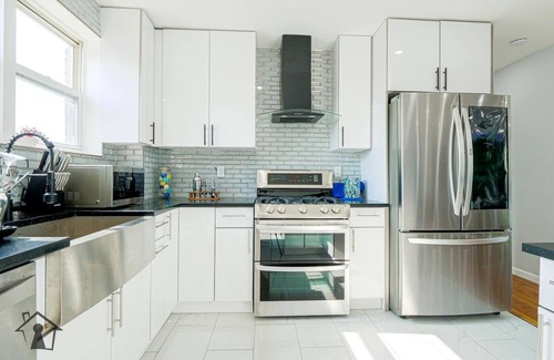 East Flatbush Casa | Top floor 3bdrm 1.5 bathroom apartment w/Balcony