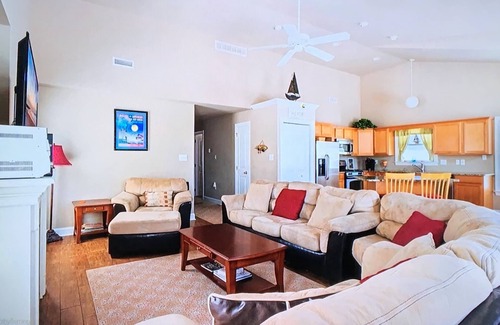 Wildwood Casa | Piso superior 4 dormitorios 2 baños condominio 1. 5 cuadras de la playa y el paseo marítimo