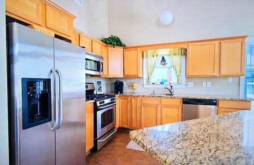 Wildwood Casa | Piso superior 4 dormitorios 2 baños condominio 1. 5 cuadras de la playa y el paseo marítimo