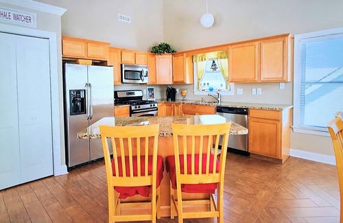 Wildwood Casa | Piso superior 4 dormitorios 2 baños condominio 1. 5 cuadras de la playa y el paseo marítimo