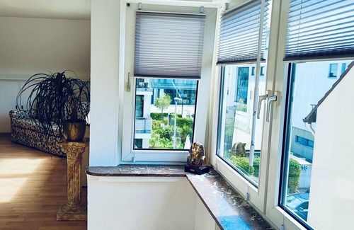 Friedrichsdorf Apartamento | Top floor apartment with conservatory perfect for a couple or one person