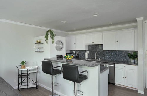 Point Loma Heights Condominio | Top Floor | Balcony | W/D | Sea World | Amenities