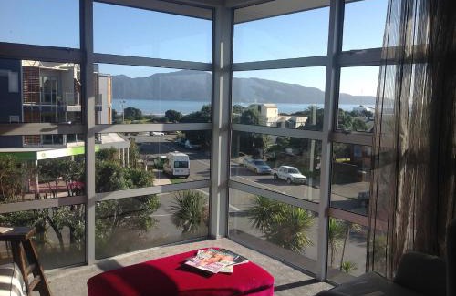 Paraparaumu Beach Cama Y Desayuno | Top Floor Bed and Breakfast