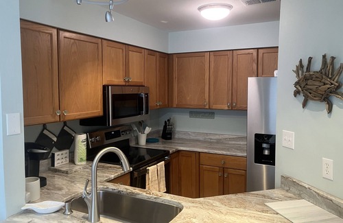 Manteo Condominio | Top-floor condo near attractions with sound views, balcony, washer/dryer, AC