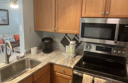 Manteo Condominio | Top-floor condo near attractions with sound views, balcony, washer/dryer, AC