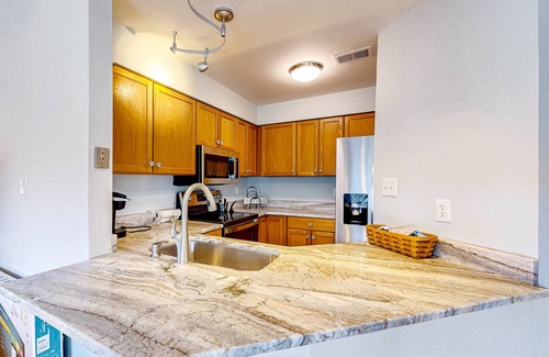 Manteo Condominio | Top-floor condo near attractions with sound views, balcony, washer/dryer, AC