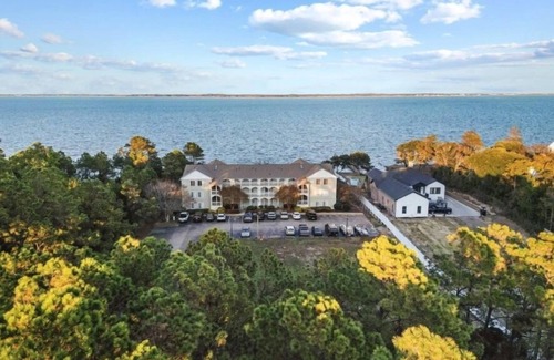 Manteo Condominio | Top-floor condo near attractions with sound views, balcony, washer/dryer, AC