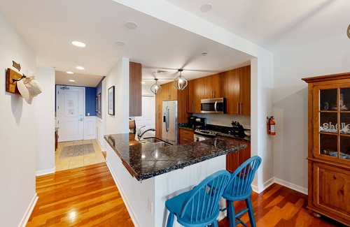 Sandbridge Condominio | Top-floor condo at beachfront resort overlooking 1 of 3 pools & 2 gyms