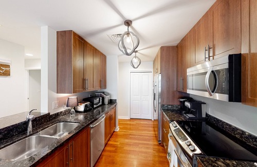 Sandbridge Condominio | Top-floor condo at beachfront resort overlooking 1 of 3 pools & 2 gyms