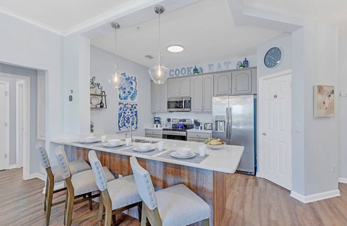 Florida Central Atlantic Coast Condominio | Top floor condo w/view of lake, pool and fireworks! - Next to conv. center