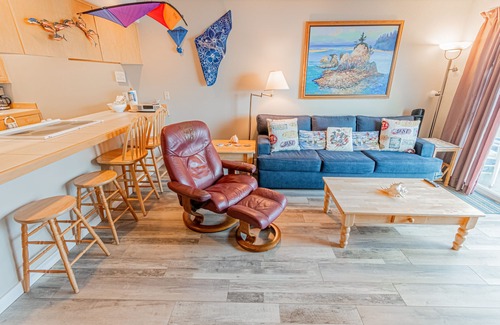 Lincoln City Condominio | Top floor condo with bay and ocean views in historic Taft, Lincoln City!