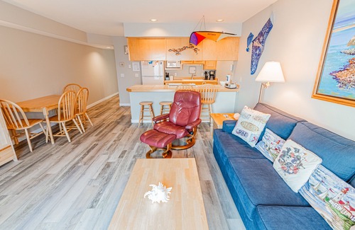 Lincoln City Condominio | Top floor condo with bay and ocean views in historic Taft, Lincoln City!