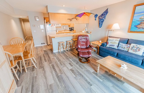 Lincoln City Condominio | Top floor condo with bay and ocean views in historic Taft, Lincoln City!