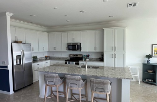 Biggar Condominio | Top floor end unit condo with panoramic views in a serene setting