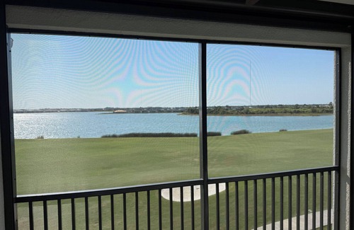 Biggar Condominio | Top floor end unit condo with panoramic views in a serene setting