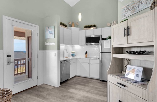 Holiday Beach Condominio | Top-floor getaway w/ balcony, designated parking, and complimentary activities!