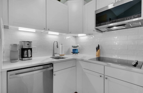 Holiday Beach Condominio | Top-floor getaway w/ balcony, designated parking, and complimentary activities!