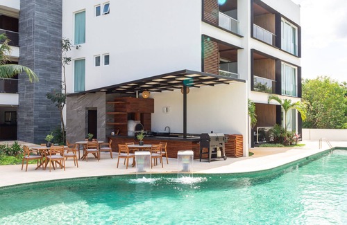 Akumal Apartamento | Top Floor Jungle Apartment Pool Rooftop BBQ 402A