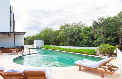 Akumal Apartamento | Top Floor Jungle Apartment Pool Rooftop BBQ 402A