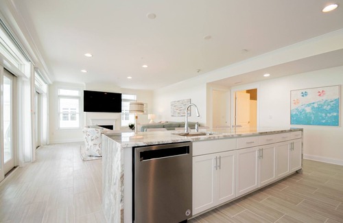 Dewey Beach Condominio | Condominio de lujo en la planta superior con vista a la bahía con increíble balcón