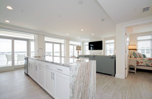 Dewey Beach Condominio | Condominio de lujo en la planta superior con vista a la bahía con increíble balcón