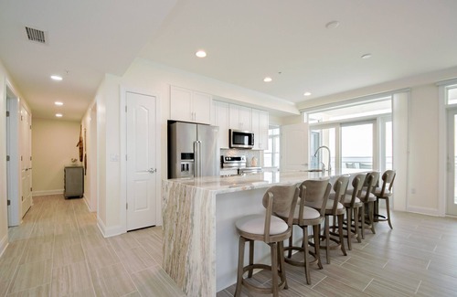 Dewey Beach Condominio | Condominio de lujo en la planta superior con vista a la bahía con increíble balcón