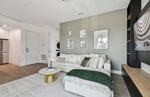 Crescent Lake Apartamento | Top Floor Luxury - Views - 5 min to Downtown