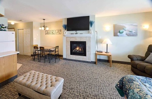 Lincoln City Condominio | Top Floor Ocean View Suite - Sleeps Six - Pool & Hot Tub Access!