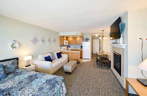 Lincoln City Condominio | Top Floor Ocean View Suite - Sleeps Six - Pool & Hot Tub Access!