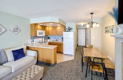 Lincoln City Condominio | Top Floor Ocean View Suite - Sleeps Six - Pool & Hot Tub Access!
