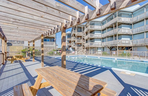 Rodanthe Condominio | Top-floor, oceanfront condo with stunning balcony views, pool, deck, central AC