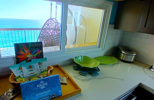 Honolulu Apartamento | Top Floor Penthouse @ Waikiki Beach Tower - Direct Oceanfront Condo in Waikiki