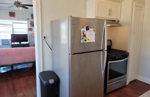 Rampart Village Apartamento | Top floor rental unit with view of Hollywood sign