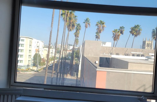Rampart Village Apartamento | Top floor rental unit with view of Hollywood sign