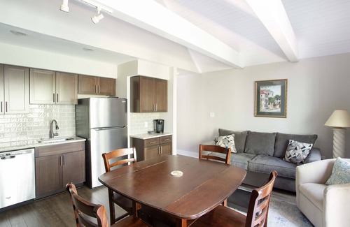 West Beach Village Villa | Villa Seascape recientemente renovada, Steps to Beach, Small Dog Welcome