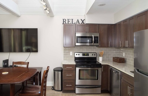 West Beach Village Villa | Villa Seascape recientemente renovada, Steps to Beach, Small Dog Welcome