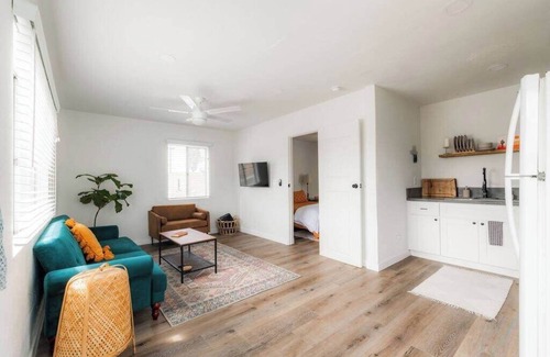 Logan Heights Apartamento | Top Floor Suite|Full Kitchen|Huge Fenced Backyard