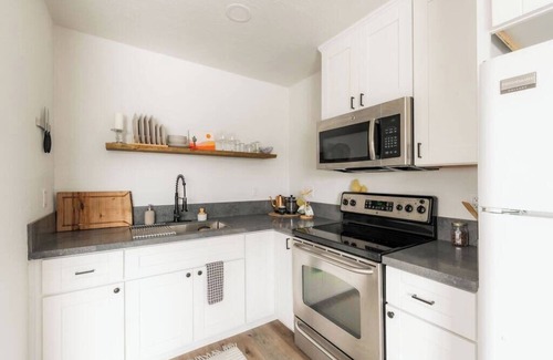 Logan Heights Apartamento | Top Floor Suite|Full Kitchen|Huge Fenced Backyard