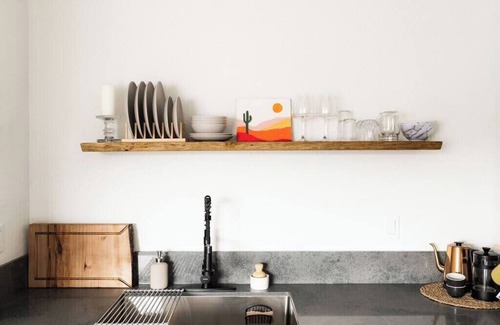 Logan Heights Apartamento | Top Floor Suite|Full Kitchen|Huge Fenced Backyard