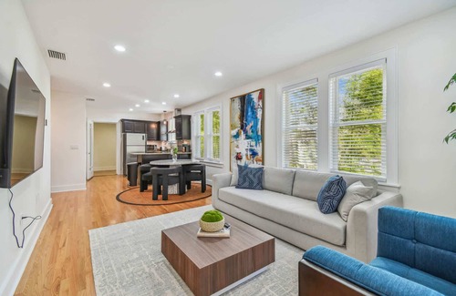 Crescent Lake Apartamento | Top Floor - Sun Filled Home - Jacuzzi - Pets Ok