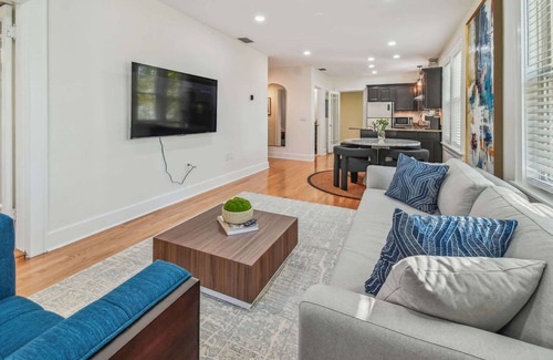 Crescent Lake Apartamento | Top Floor - Sun Filled Home - Jacuzzi - Pets Ok