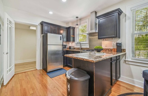 Crescent Lake Apartamento | Top Floor - Sun Filled Home - Jacuzzi - Pets Ok